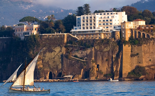 The hotel in Sorrento with a splendid view, designed by Gio Ponti.