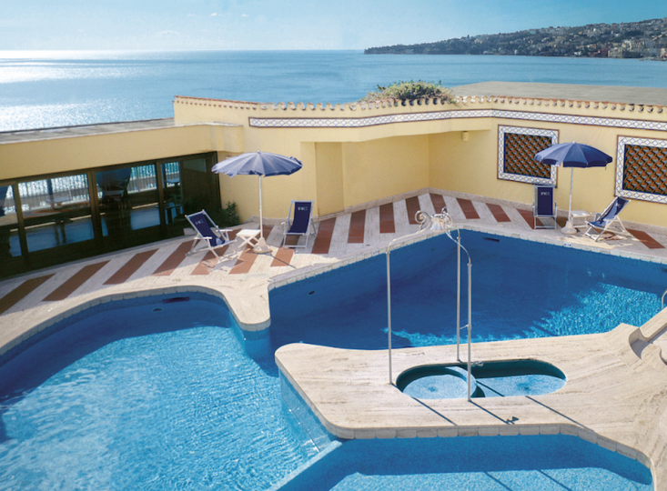 Una piscina sul tetto! proposte ed eventi hotel 4 stelle napoli Piscina sul tetto